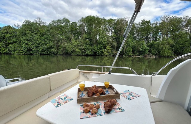 The perfect night in PORT CERGY by boat!