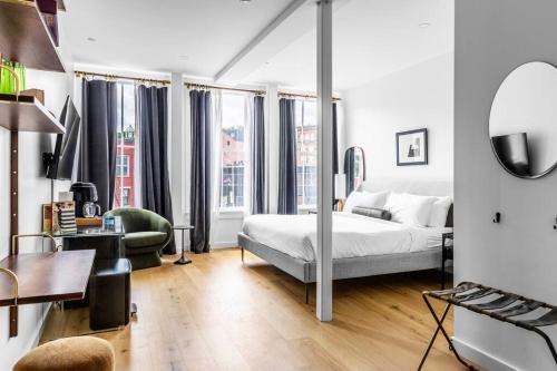 The Phenix Historic DTWN Hotel, King Bed, Pickering Square View, Room # 301