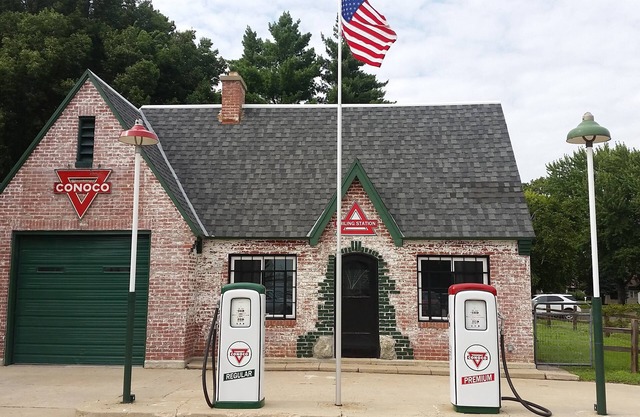 The Philing Station: Restored 1920's Gas Station. A retro vacation rental!