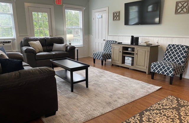 The Phoenix Inn - Updated, 5 minutes to Dreams Park, fire pit