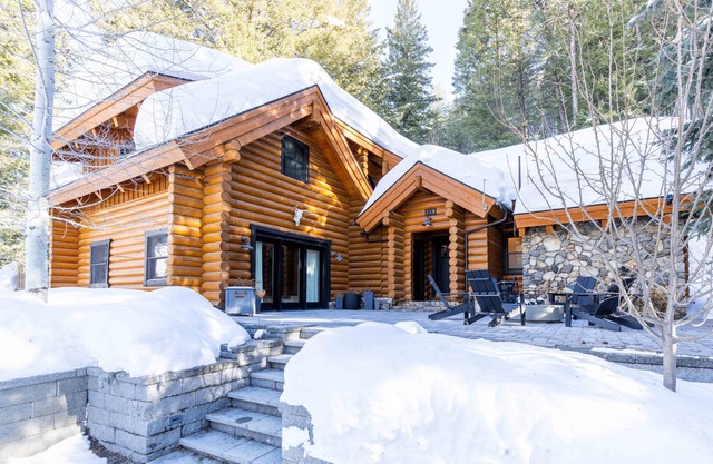 The Pine Cabin – Luxury Mountain Living in Warm Springs