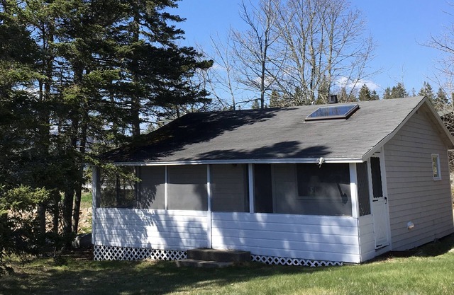 The Pine Cottage. Waterfront. Close to Acadia National Park. Quaint. Cozy.