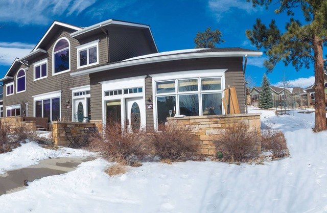 The Pinecone Cottage, private hot tub w/mountain views!