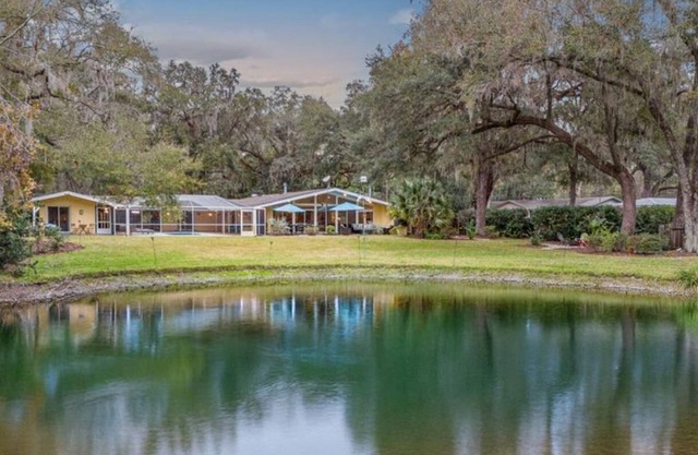 The Pond House! Large Pool, 10 sleeps, Pool Table, Firepit, 10 min UF