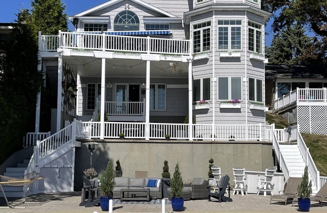 The Premier Syracuse Lake Wawasee lakefront home, sleeps 20, new furniture