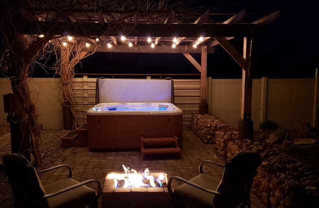 The Ranch House Sleeps 20, Bikes, Hot Tub