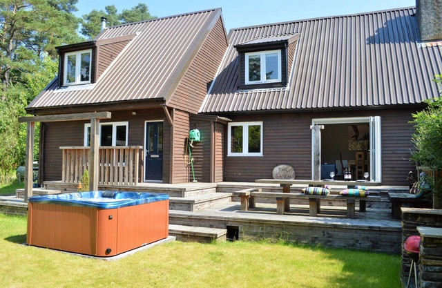 The Ranch Lodge, near Dunoon, pet friendly, sleeps 8 with out-door hot-tub