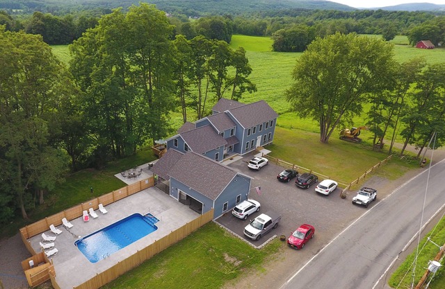 THE RED DOOR LODGE-I HUGE SLEEP 30 Heated pool NEAR DREAMSPARK & Ommegang brew