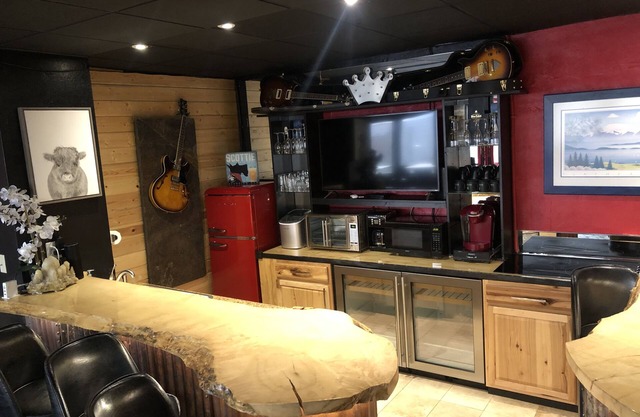 The Red Room - MISSOULA’S PREMIERE DOWNTOWN PRIVATE RENTAL & VACATION CONDO