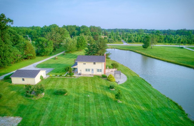 The Refuge - Perfect Location. Beautiful, private, centrally located, sleeps 14