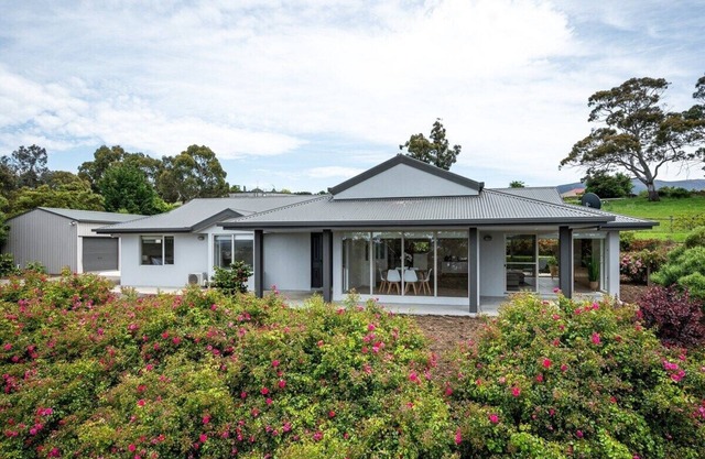 "The Rest Retreat" 3 Bed, 2 Bath - 15 mins to CBD.