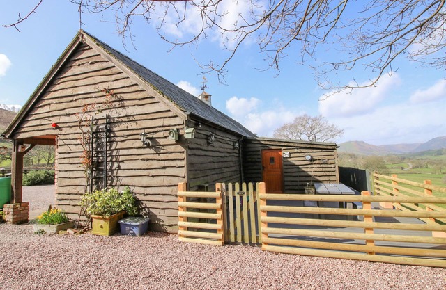 THE RETREAT, pet friendly, with hot tub in Llanrhaeadr-Ym-Mochnant