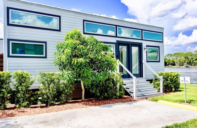 The Ritz- Lakefront Tiny House in Orlando