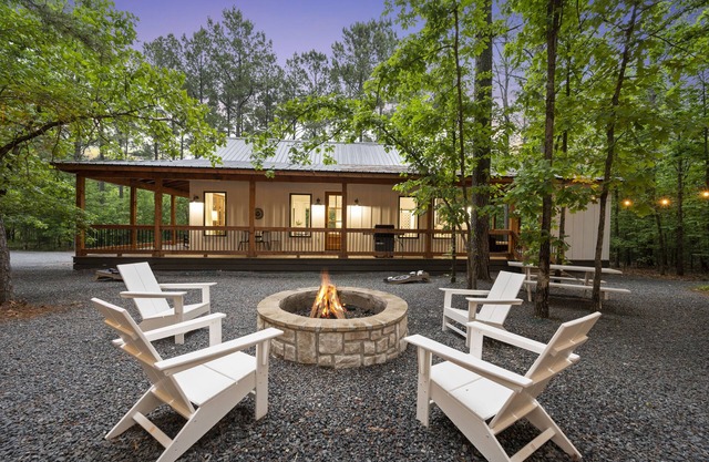 The Roasted Marshmallow-LUXURY Cabin-Couples-Small Family-HotTub-Swings-CornHole