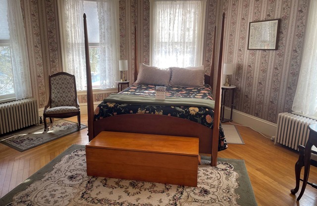 The Rose Room - Queen Bed - The Guilford Bed & Breakfast