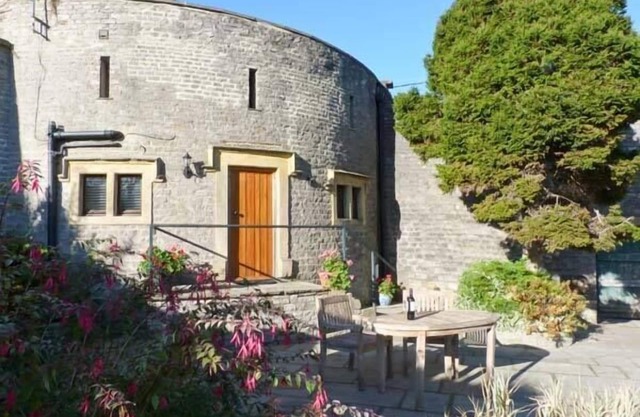 THE ROUND HOUSE, romantic, luxury holiday cottage in Middleham