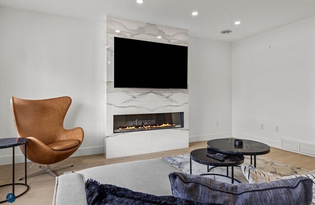 The Royal -3 BR/2 Bath Luxurious Penthouse