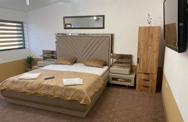 The Royal Fame - Modern Studio with Balcony & Panoramic View