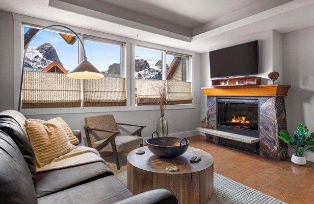 The Rundle Rock Retreat - Luxurious~Mountain Views
