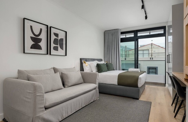 The Sage l Elegant Studio in Vibrant Sea Point