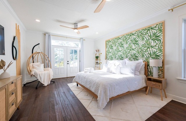 The Salty Bungalow - Pool, Pet Friendly, Walking distance to Beach!