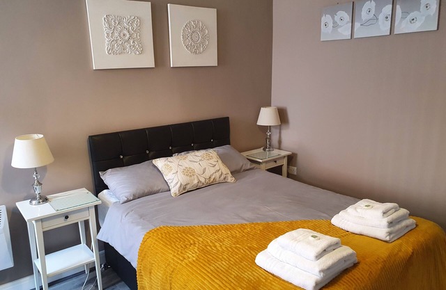 The Savile - Apartment close to Leeds City Centre with double bed.