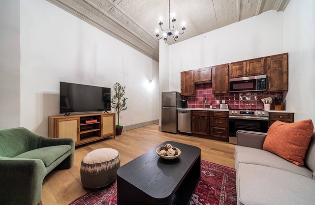 The Scarlet Suite - Luxury 2-bedroom Apartment in Downtown Sedalia