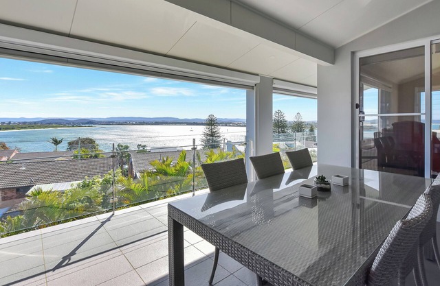 The Sea Serenade - Minutes drive to Caves Beach