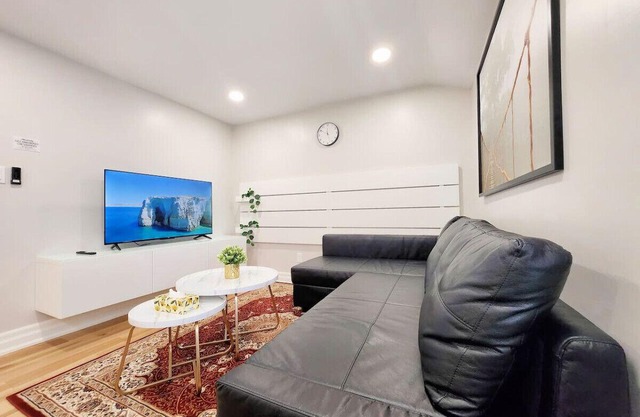 The Serene Haven Modern 2 Queen Bed Full Apartment