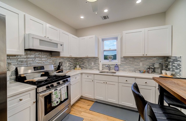 The Serene Quarters: 4 Minutes to West Point Academy, King Bed