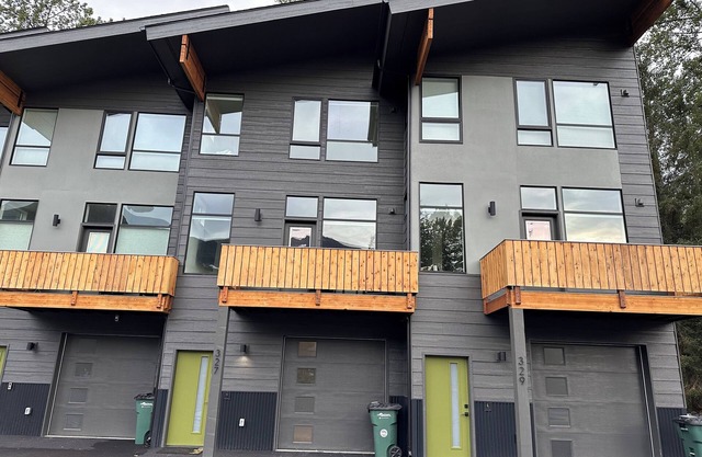 The Seymour - Modern townhome with hot tub in Girdwood, AK