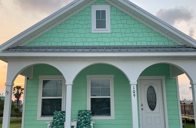 The Shipwreck Cottage is your beach vacation spot!