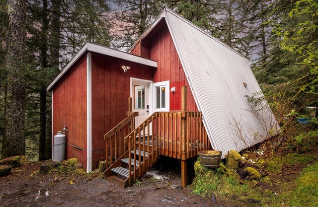 The Shoreline Cabin - An Authentic Alaskan Retreat