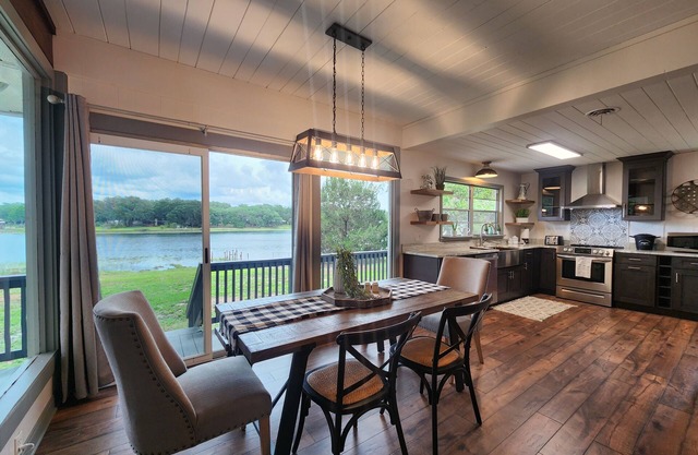 The Silver Springs Lakefront Cottage - with Canoe