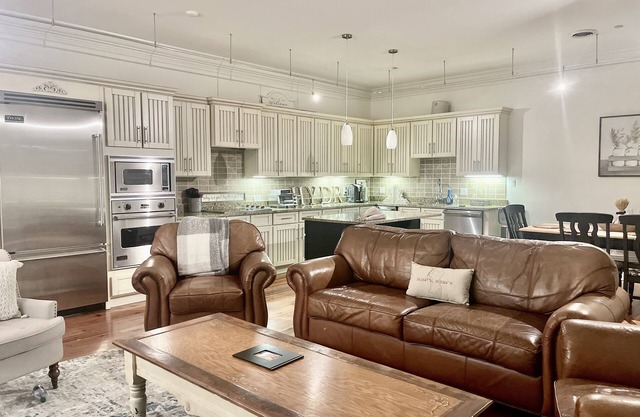 The Square at your doorstep/mile to the Grove! Luxury condo!