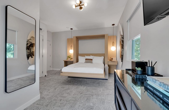 The St. Laurent: Deluxe Queen - Sleeps 2