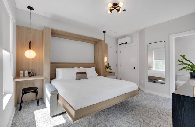 The St. Laurent: Deluxe King - Sleeps 2