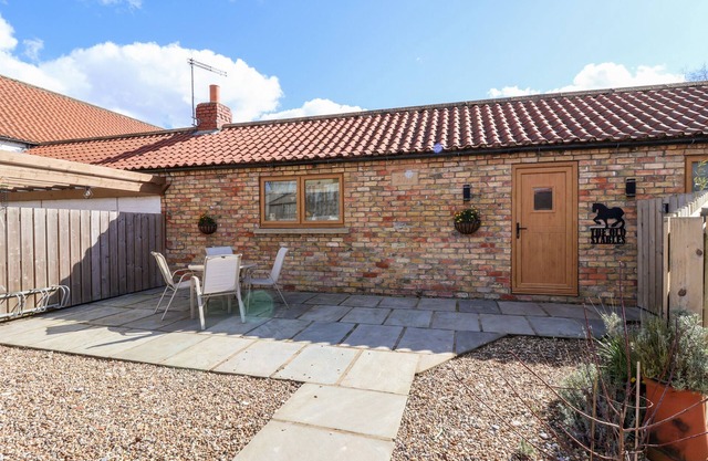 THE STABLES, pet friendly, with a garden in Bridlington