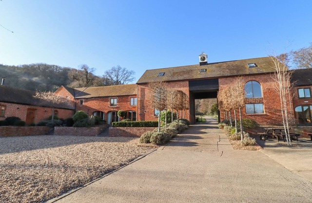 THE STABLES, pet friendly, character holiday cottage in Welland