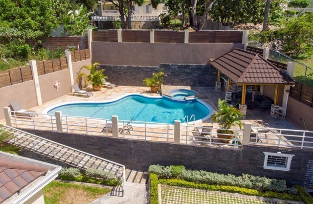 The Sun Seeker Villa Ja 8 Bedrooms Villa, fully staffed, great for large groups.