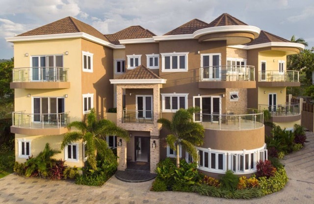 THE SUN SEEKER VILLA 6 Bedrooms, fully staffed with butler & private chef.