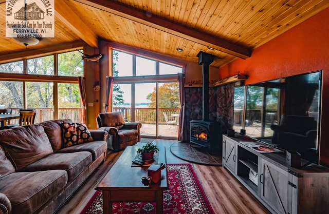 The Sun Set River View, Luxury, private, amazing views of River with Hot Tub