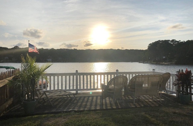 The Sunny Cove Cottage on Coventry Lake