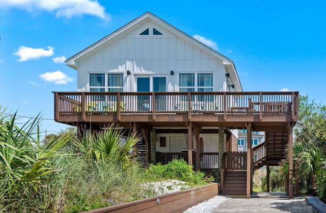 🏖️ The Surf Shack | Gulf Views + 30 Steps to Beach | Budget + Pet-Friendly 🐾