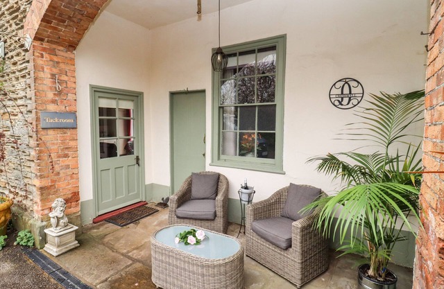 THE TACK ROOM, pet friendly, character holiday cottage in Lydney