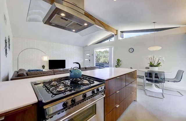 The Tiffany | Pet-Friendly SoCo Townhome