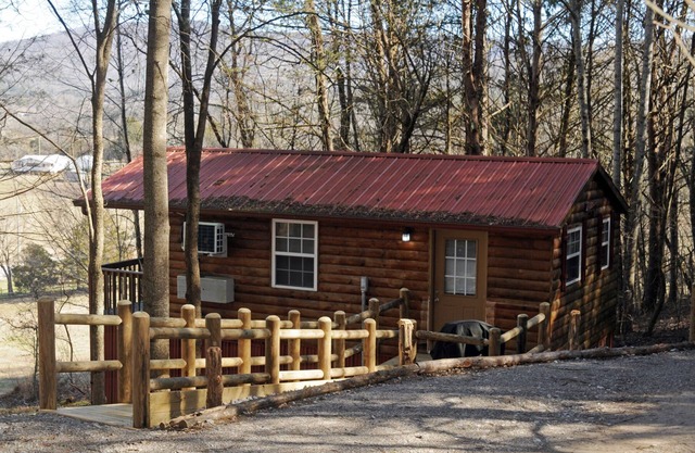 "The ToolShed" a Pet Friendly Cabin near Fall Creek Falls!, The Toolshed Hillside Cabin With a View