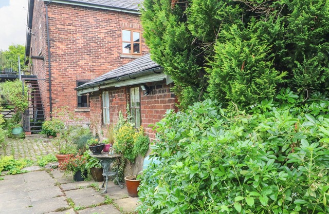 THE TOOLSHED, romantic, character holiday cottage in Birchwood