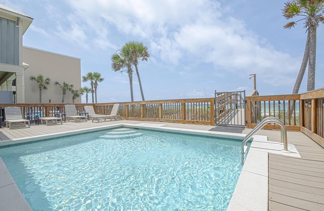 The Tourist Trap - HEATED Private Beachfront Pool! Gorgeous!