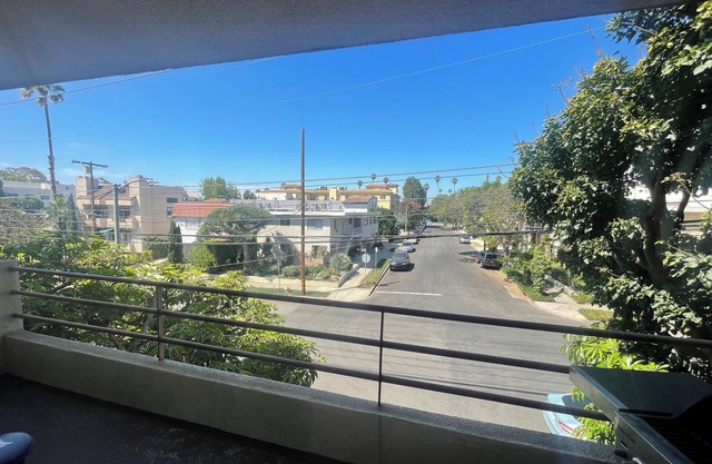 The Tree House - 2 Bed 2 Bath Light and Breezy with a Balcony West Los Angeles